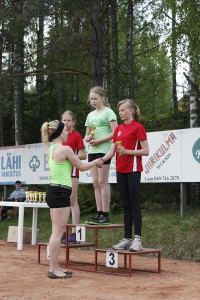 T13- kiekonheiton palkintojenjako, jakajana pj. Katri Levänen.