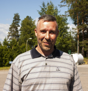Jyrki Saavalainen, Helsinki. 1. Kyllä seuraan. 2. Saksa voittaa! 3. Juhannus menee täällä mökillä.