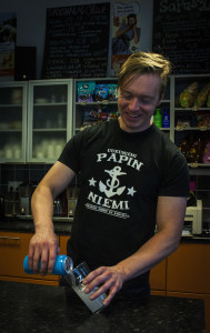 Matti Moller työn touhussa. Päällään hänellä on hänen itse suunnittelema Papinniemi t-paita.