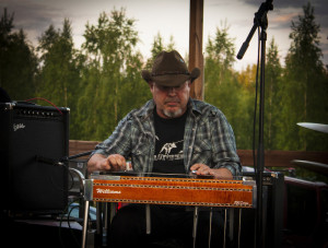 Huojuvan ladon pedal steel-kitaristi Ilkka Vartiainen, joka on vaativan soittimensa ykkösosaajia Suomessa.