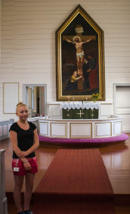 Anni Tanskanen valmiina esittelemään Uukuniemen kirkkoa.