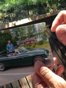 Henk näyttää kuvaa vihreästä MG-autostaan. Kuva on otettu Pentikäisten talon edessä Uukuniemen Niukkalassa.