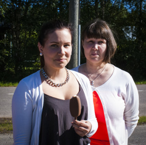 Minna Suomalainen (oikealla) muutti Kiteeltä Saarelle neljä vuotta sitten. Tiia Pitkänen on Saarelta kotoisin mutta ei koe että kuntaliitos olisi vaikuttanut häneen mitenkään.