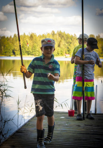 Tuisku Tynkkynen sai kalastaan palkinnoksi karkkipussin.