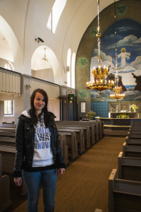 Veera Tiainen ensimmäisessä palkallisessa kesätyössään Saaren kirkon kesäoppaana.