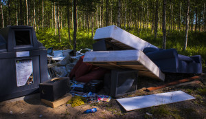 Perjantaina 11.7 Kirkonkylän ekopiste näytti tältä. Nyt tiistaina 15.7 sinne kuulumattomat jätteet oli toimitettu pois Etelä-Karjalan jätehuollon toimesta.