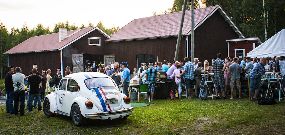 Juholan tila täyttyi ihmisistä Aarne Tenkasen keikalla heinäkuussa 2014.
