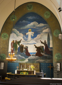 Saaren kirkon alttarifreskon on maalannut taiteilija Laila Järvinen. Tänä kesänä maalaus puhdistettiin ja restauroitiin.