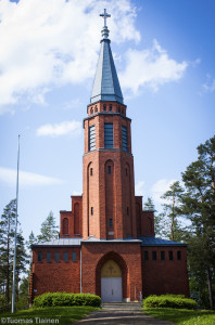 Saaren kirkko on rakennettu  vuosina 1933 -1934 Iso Rautjärven koillisrannalla sijaitsevalle Kauramäelle.