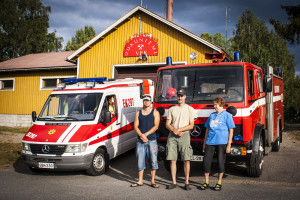 Uukuniemen VPK:n palotalli sijaitsee Niukkalassa. Petteri Hirvonen (vasemmalla), Marko Ulvinen ja Kirsti Ulvinen toivovat saavansa lisää uusia aktiivisia jäseniä VPK:n toimintaan. 