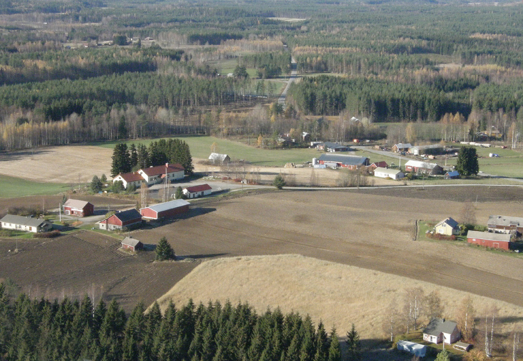 Kumpu, vasemmalla entinen koulu kuusien katveessa (Kuva: Heimo Paakkinen)