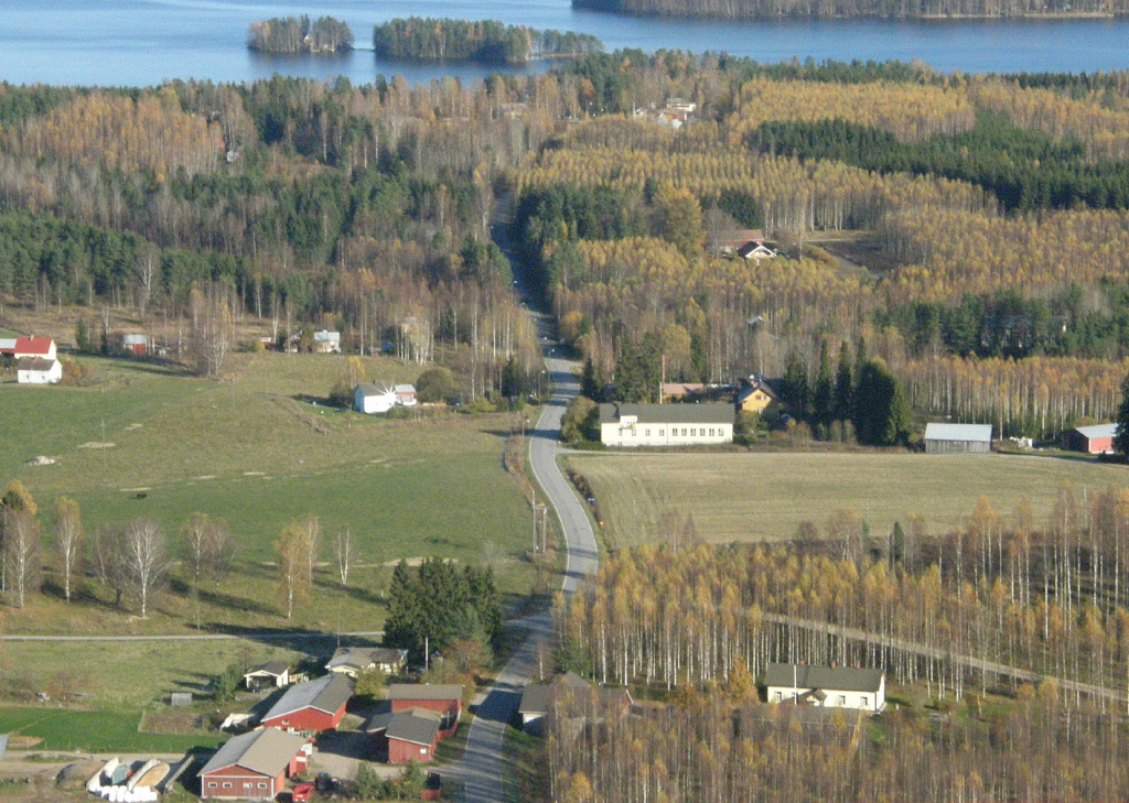 Niukkalan kylää, keskellä entinen koulu ja paloasema (Kuva: Heimo Paakkinen)