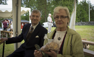 Leo Kokko ja Helga Halonen-Kokko kertovat karjalaisten olevan iloisia, vieraanvaraisia ja varsinaisia karjalanpiirakkamestareita.