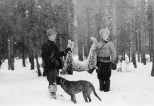 Kuvassa serkukset Toivo (vas.) ja Tauno Hyytiä Metsäpirtin Tapparista ovat saaneet saaliiksi ilveksen.