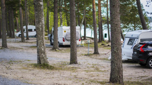 Lauantaina 14.5 leirintäalueella oli vielä suhteellisen hiljaista. Kolme matkailuautoa oli saapunut nauttimaan kauniista kevätsäästä. 