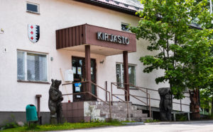 Nykyisessä Uukuniemen kirjastotalossa toimi ennen Osuuskassa ja Postipankki. Talo toimi myös entisen Uukuniemen kunnan aikaan kunnanvirastona.