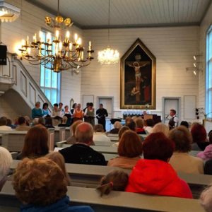 Uukuniemen Kirkkoon oli saapunut noin 130 henkeä. Kuva: Mirja Ulmanen.