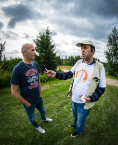 Kaimat kuvassa. Jari Nordström (oikealla) haastattelee Wanhat autot ja koneet tapahtuman järjestäjää Jari Venhovaaraa. Jarit olivat entuudestaan tuttuja toisilleen.